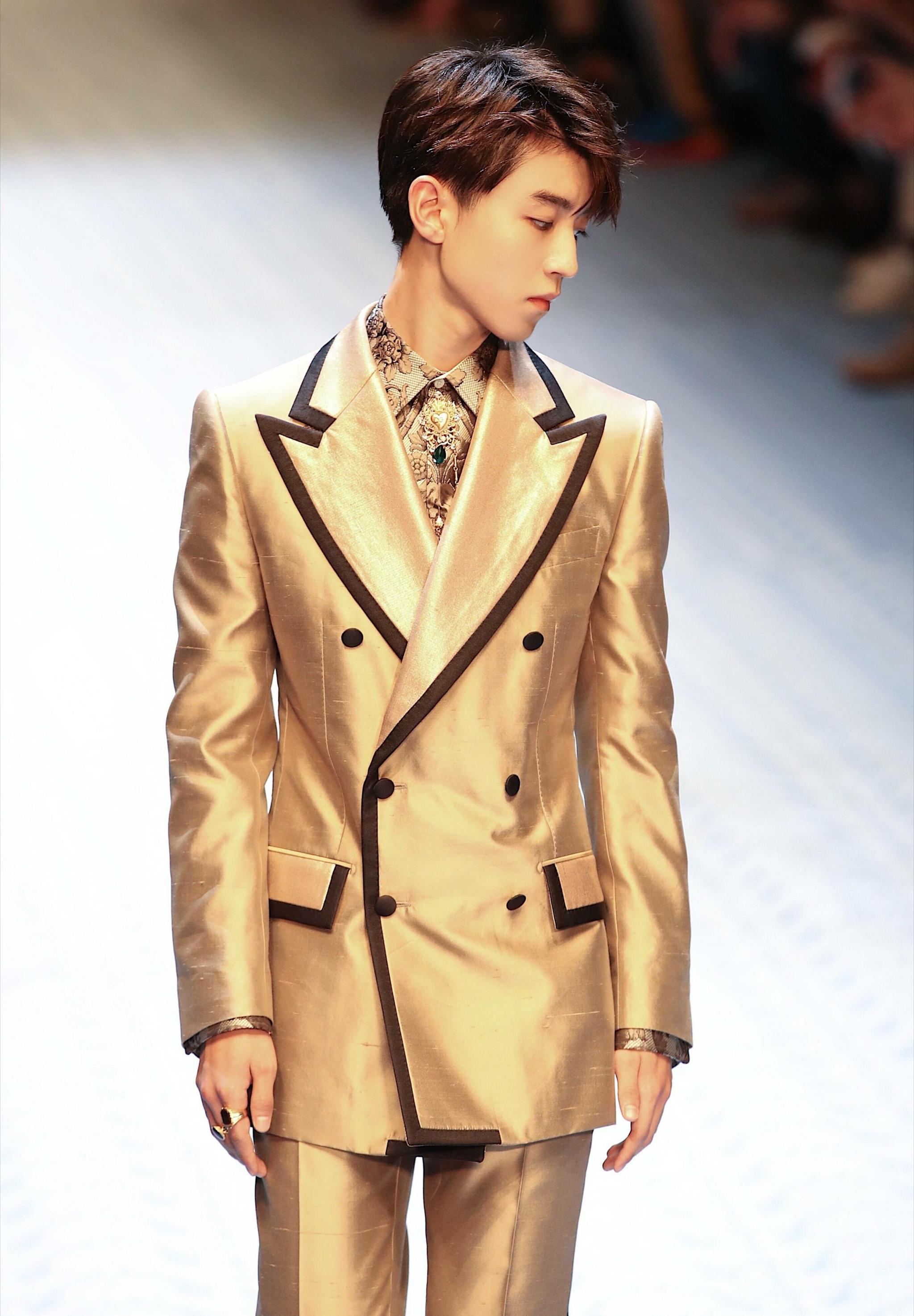 王俊凯米兰t台走秀,一身黄金战衣尽显自信,精致如王子!