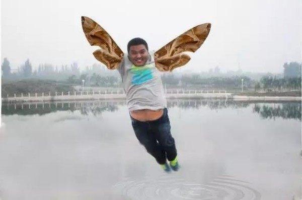 搞笑ps集锦:求大神给我这个兄弟p上一双翅膀,让他飞得更高