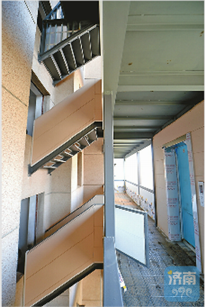 记者王锋 摄既有多层住宅加装电梯市场正呈现井喷之势,但相关地方