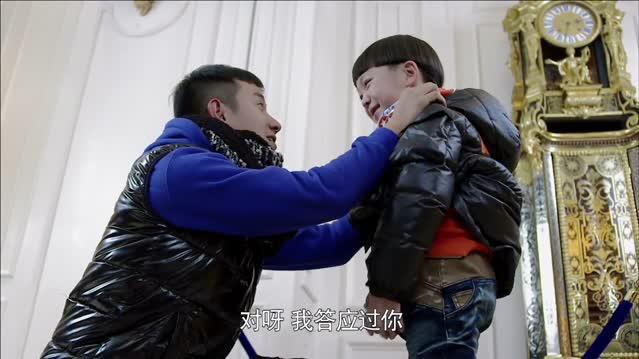 穷小伙见到儿子好开心,和儿子一起吃蛋糕拍照,画面好幸福!