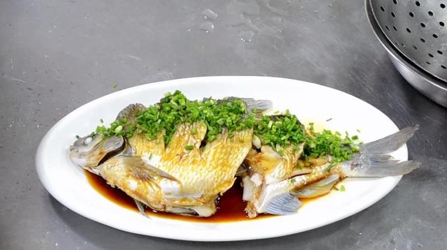 6,在起锅,起火,倒入色拉油烧热,冒青烟,浇在鱼葱花上面,这道葱油鱼就