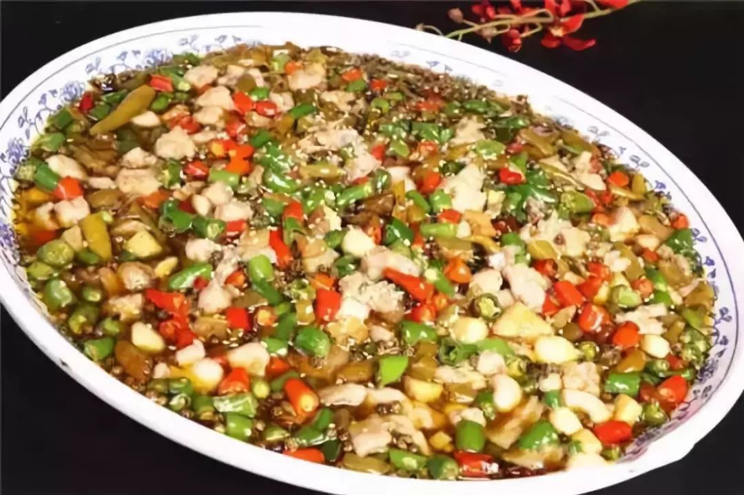 霸王兔把净兔肉斩成小丁,加盐,味精,姜葱水和湿淀粉拌匀