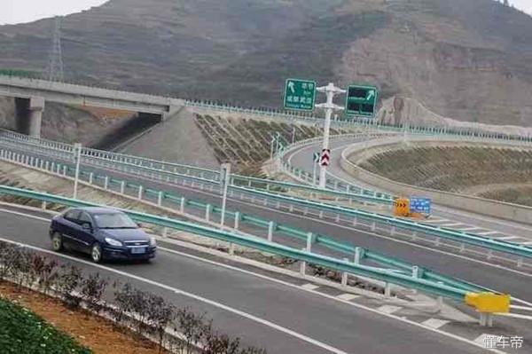 五一期间上高速，进出匝道不做这个动作，被罚200一点也不冤！