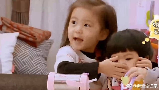 妈妈是超人 咘咘怕水出表情包 波妞玩水开心