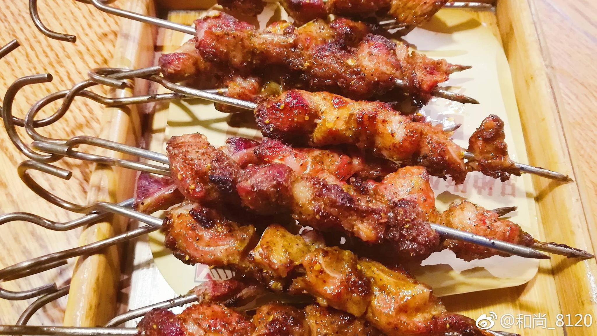 美食博主 推荐兴顺路与通达路交会的鼎原力量吊炉烧鸽烧烤主题餐厅