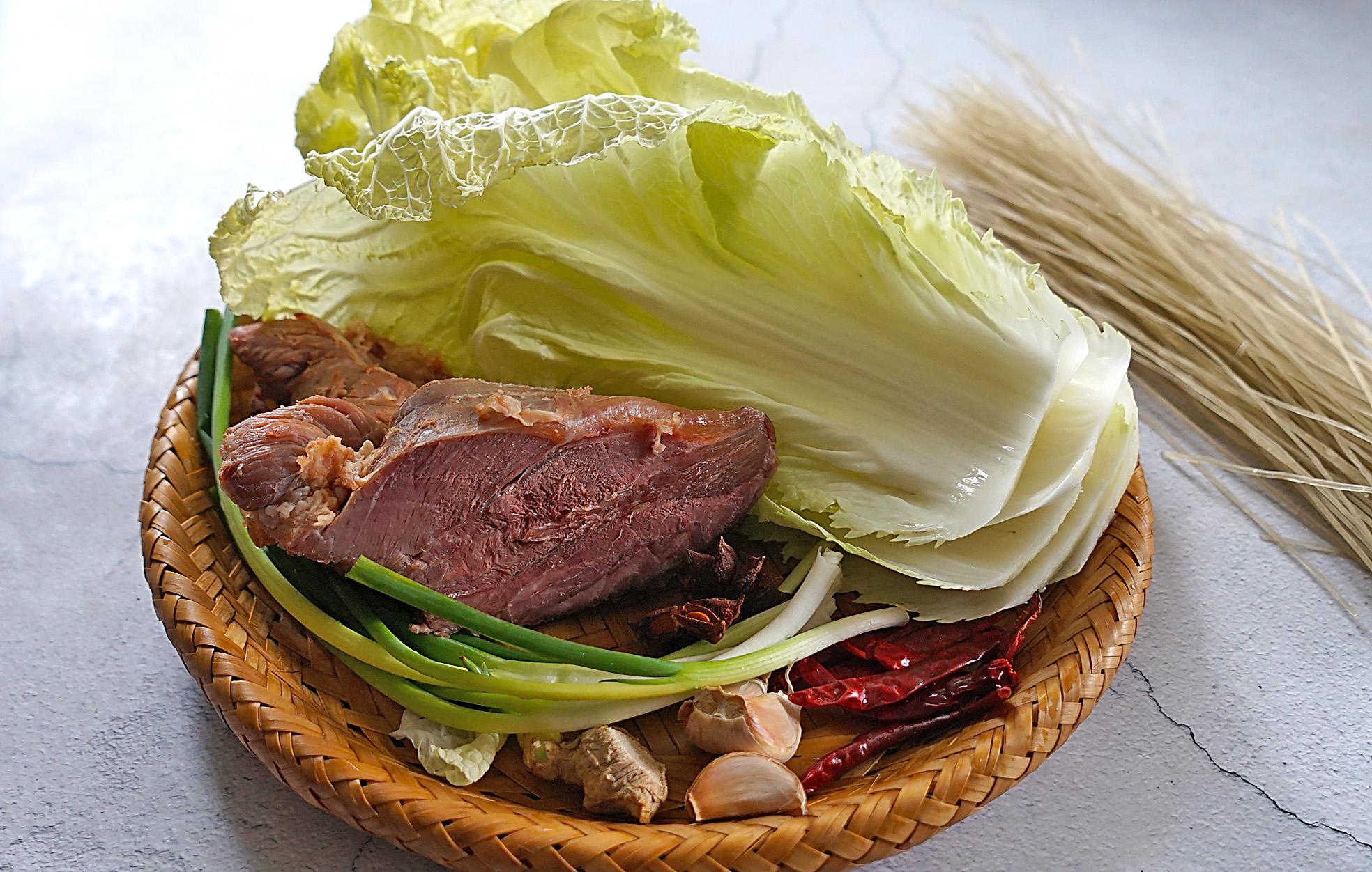 秋天贴秋膘,有牛肉就够了,用它和大白菜,粉条炖一炖,超过瘾