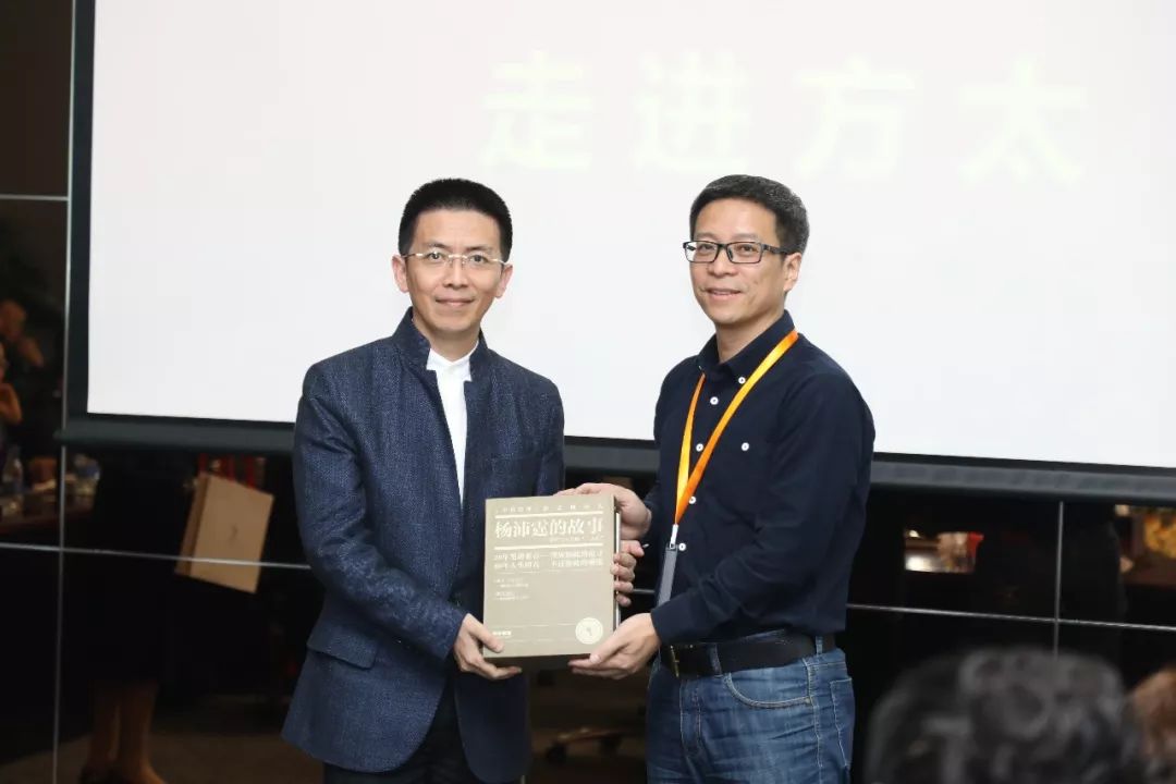 方太集团董事长茅忠群(左一)和《中外管理》ceo李翼(右一)在游学首日