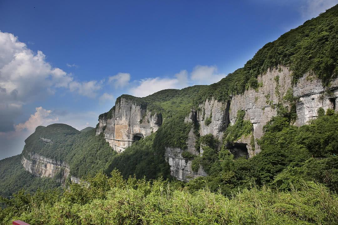 金佛山为蜀中四大名山之一,与峨眉,青城齐名.