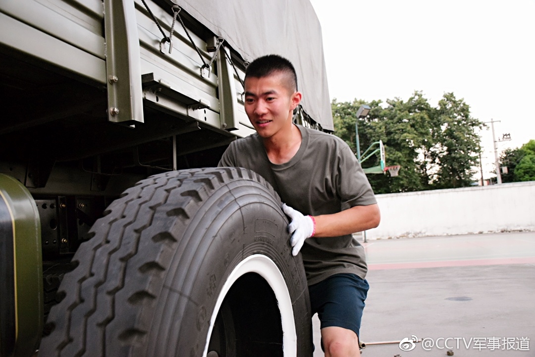 汽车兵,你认真训练的样子真帅