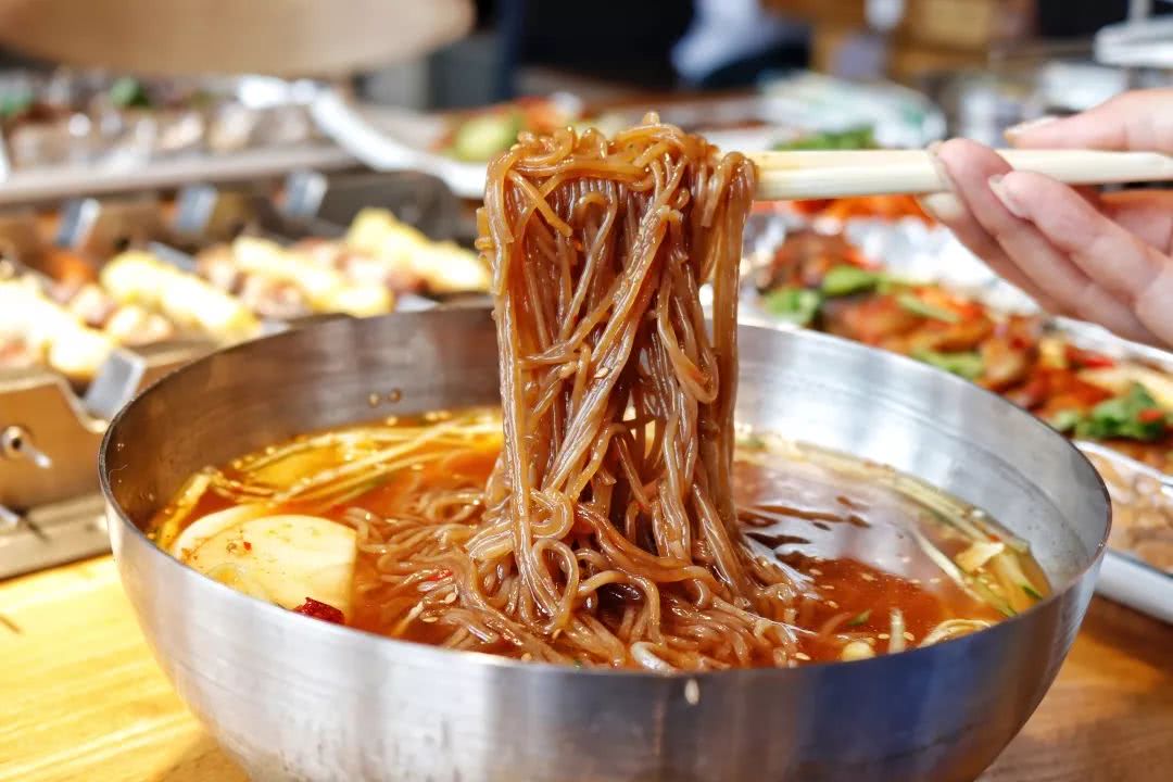 1延吉冷面 延吉冷面是延边特色小吃,是中国十大面条之一延吉冷面有