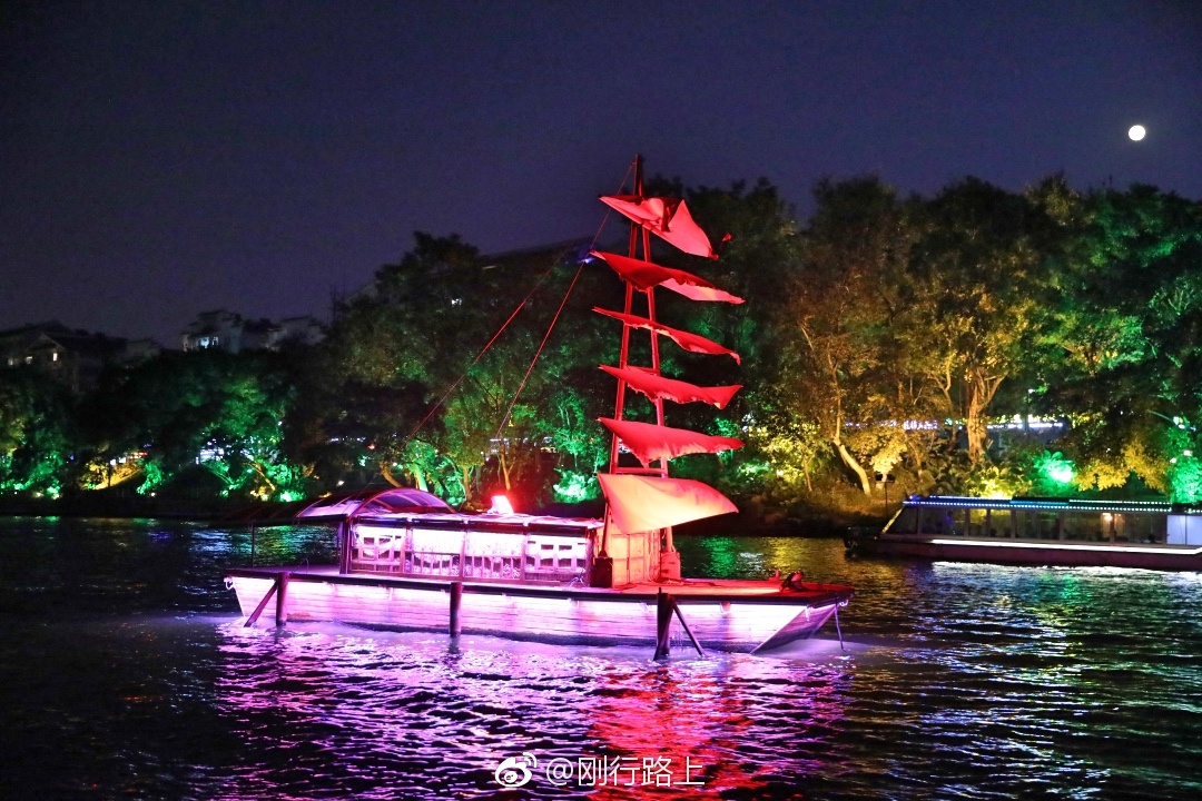 夜游两江四湖是很多人来到桂林必然要体验的一项