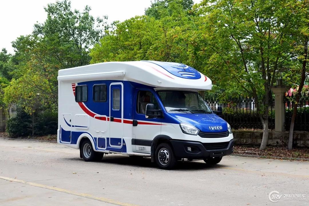 8万元 齐星依维柯自动挡小额头房车 实用的升降床