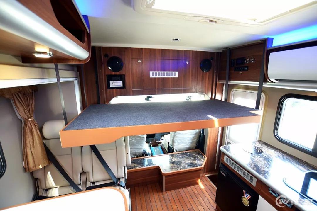 8万元 齐星依维柯自动挡小额头房车 实用的升降床