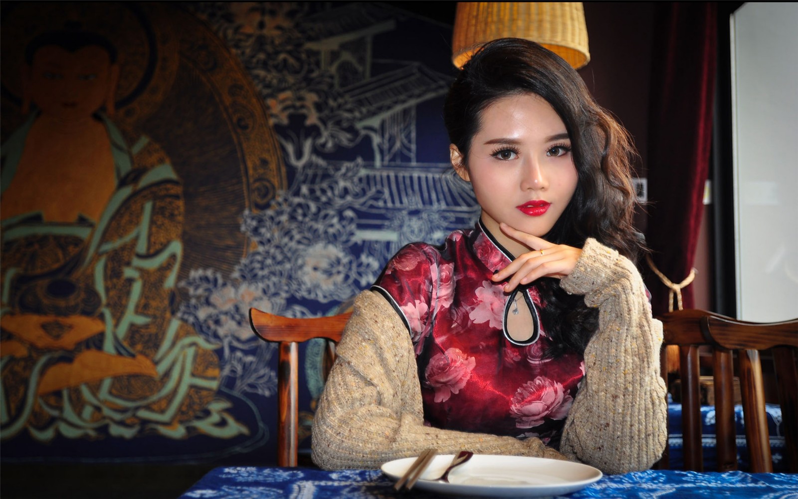 厦门旗袍美女尊前拟把归期说未语春容先惨咽