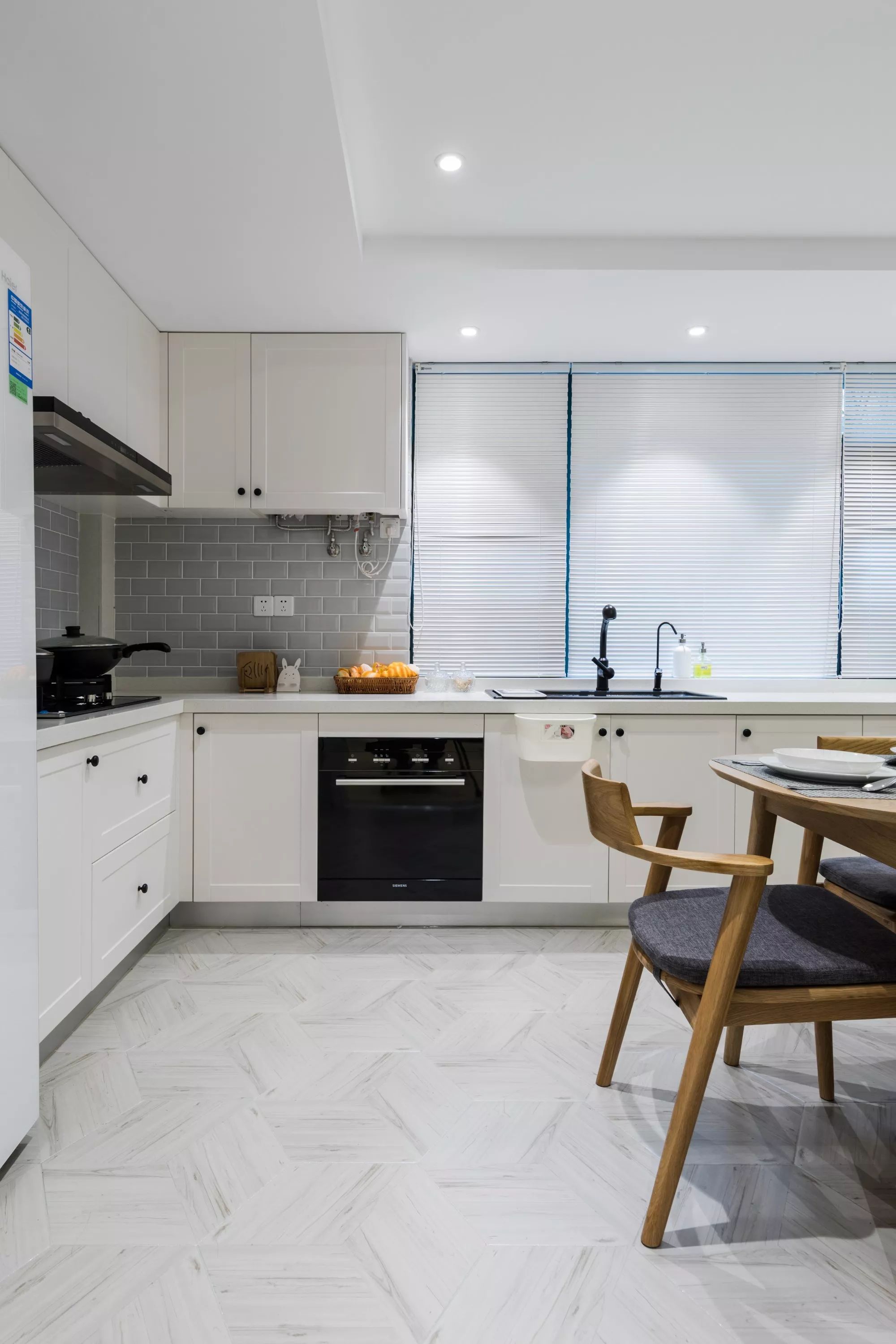 厨房是l型布局,但大理石台面特别长,柜子也很多,所以日常陈列收纳都不