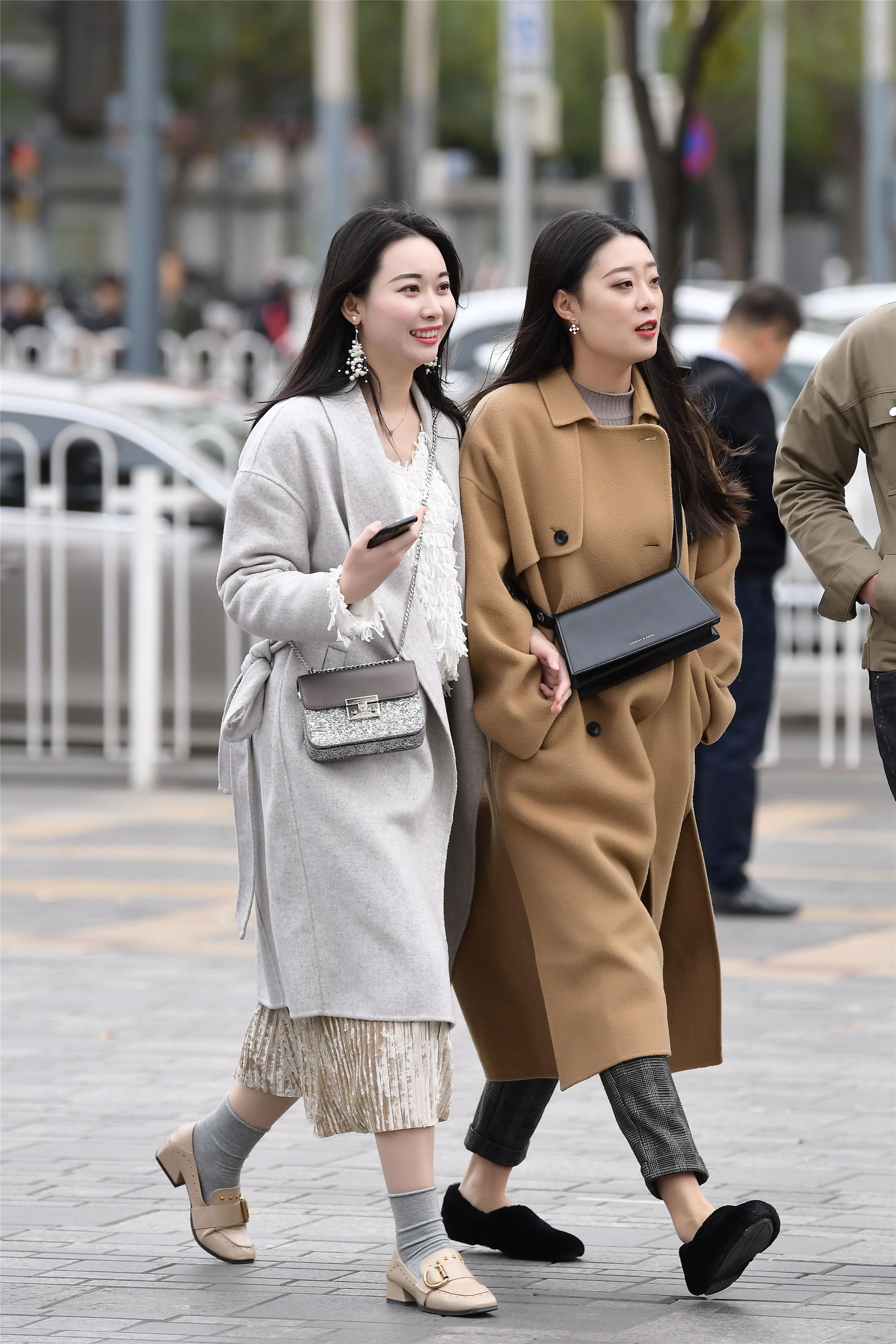 街拍:有个好闺蜜,就要到三里屯逛街让别人羡慕一下