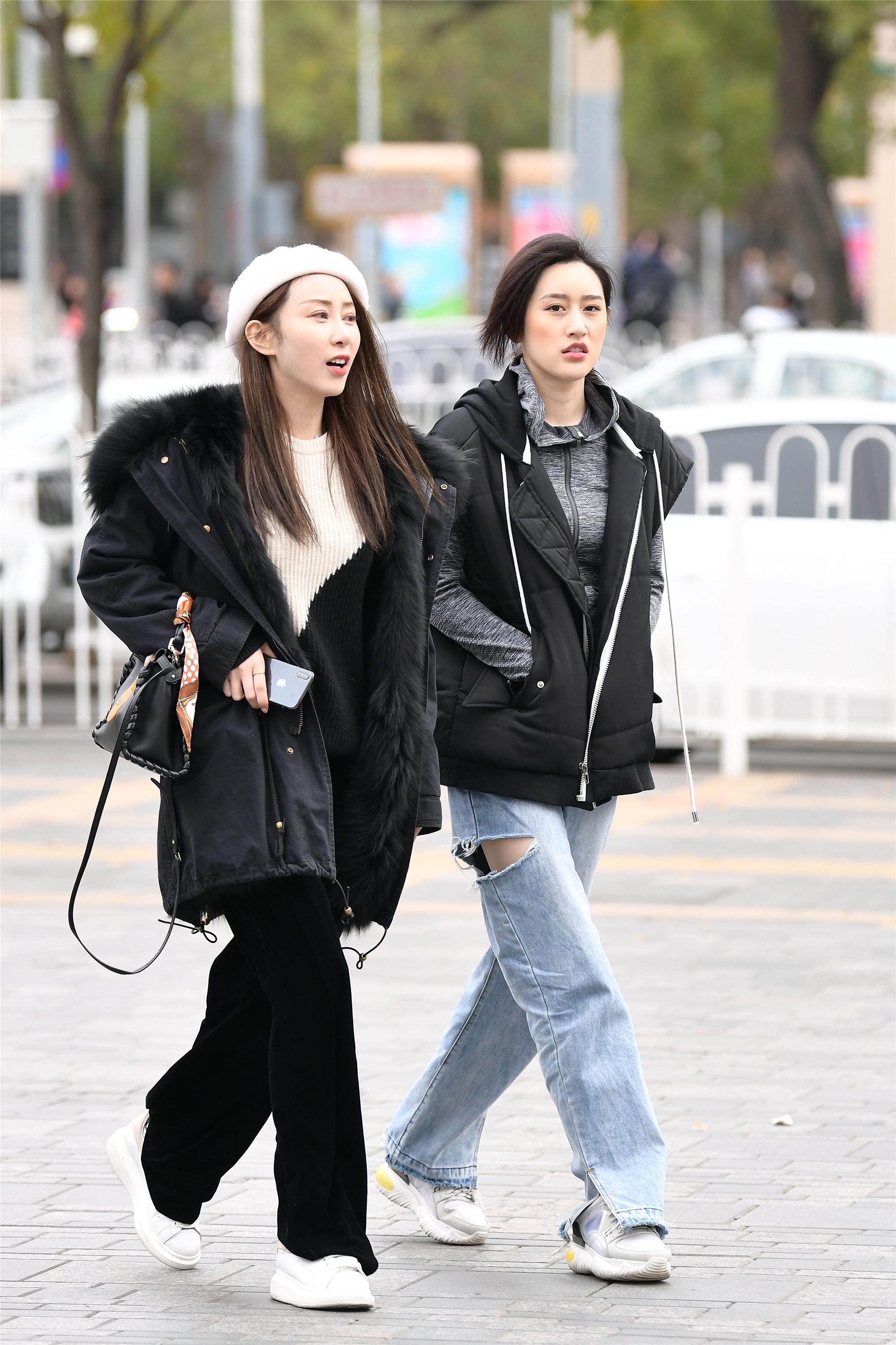 街拍:有个好闺蜜,就要到三里屯逛街让别人羡慕一下