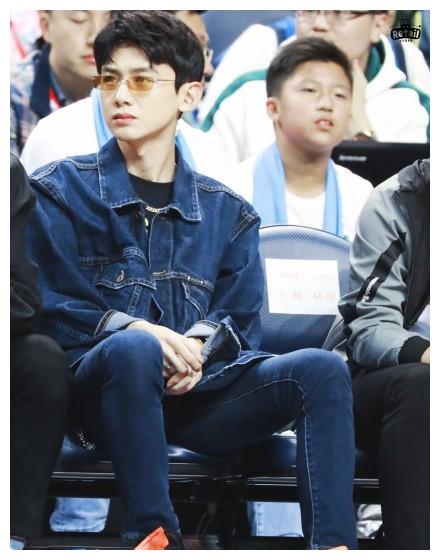 范丞丞白敬亭魏大勋王鹤棣一起看球赛,范丞丞