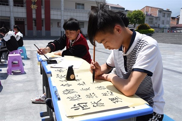 汉阴平梁初中举行学生书法比赛