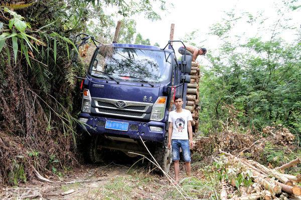 不怕陷车不会打滑上山拉木材这活儿不来辆四驱车还真干不了
