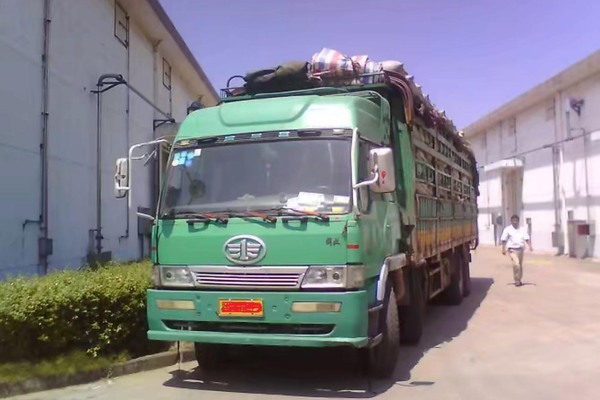 致我们家的老功臣解放四大重型载货车