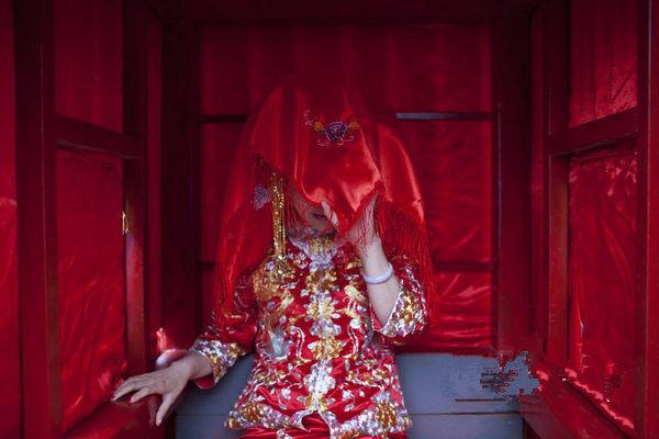 为救姐姐我嫁给傻子,一年后看到姐姐的男朋友,我拿扫把赶走他们