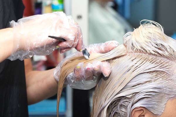 染发过程中头皮很疼,理发师说是正常现象,但是真的正常吗?