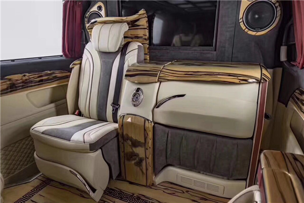 奔驰v250商务车改装美杜莎版 内饰装饰水墨纹路桃木