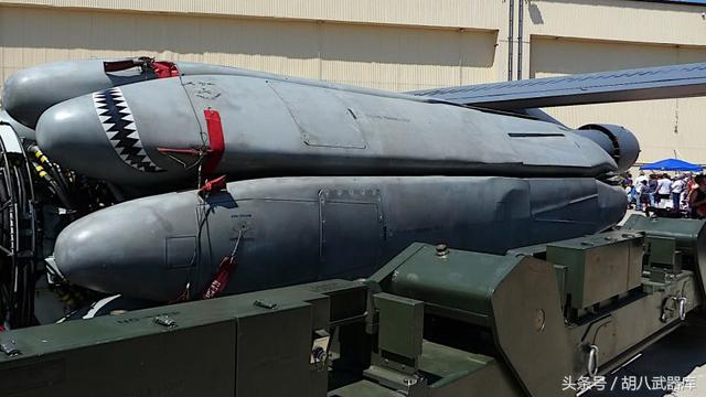 b1-b的载弹量非常巨大,各种精确制导炸弹,集束炸弹都不在话下,而且