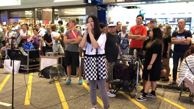 街头女歌手彭梓嘉演唱粤语歌《与泪抱拥》很好听,众人围观