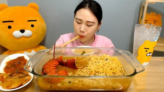 美女煮了6袋泡面,用的配菜让网友羡慕,这是泡面最奢侈的吃法了