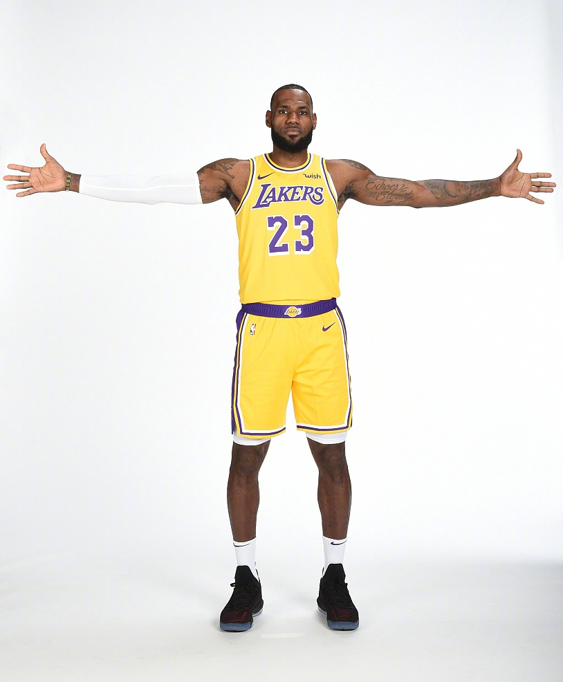詹姆斯新赛季定妆照!