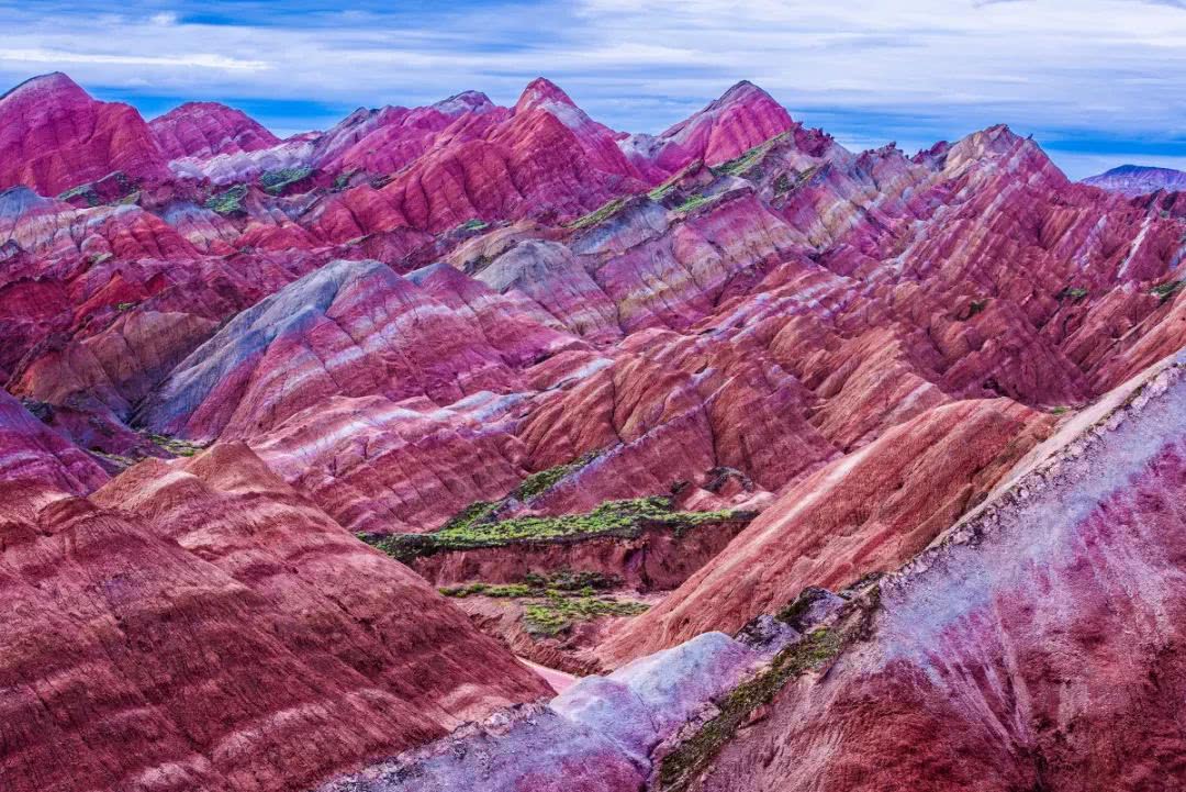 如上帝打翻的颜料盘般的七彩丹霞,瓜果飘香的"火洲"吐鲁番,"优美的