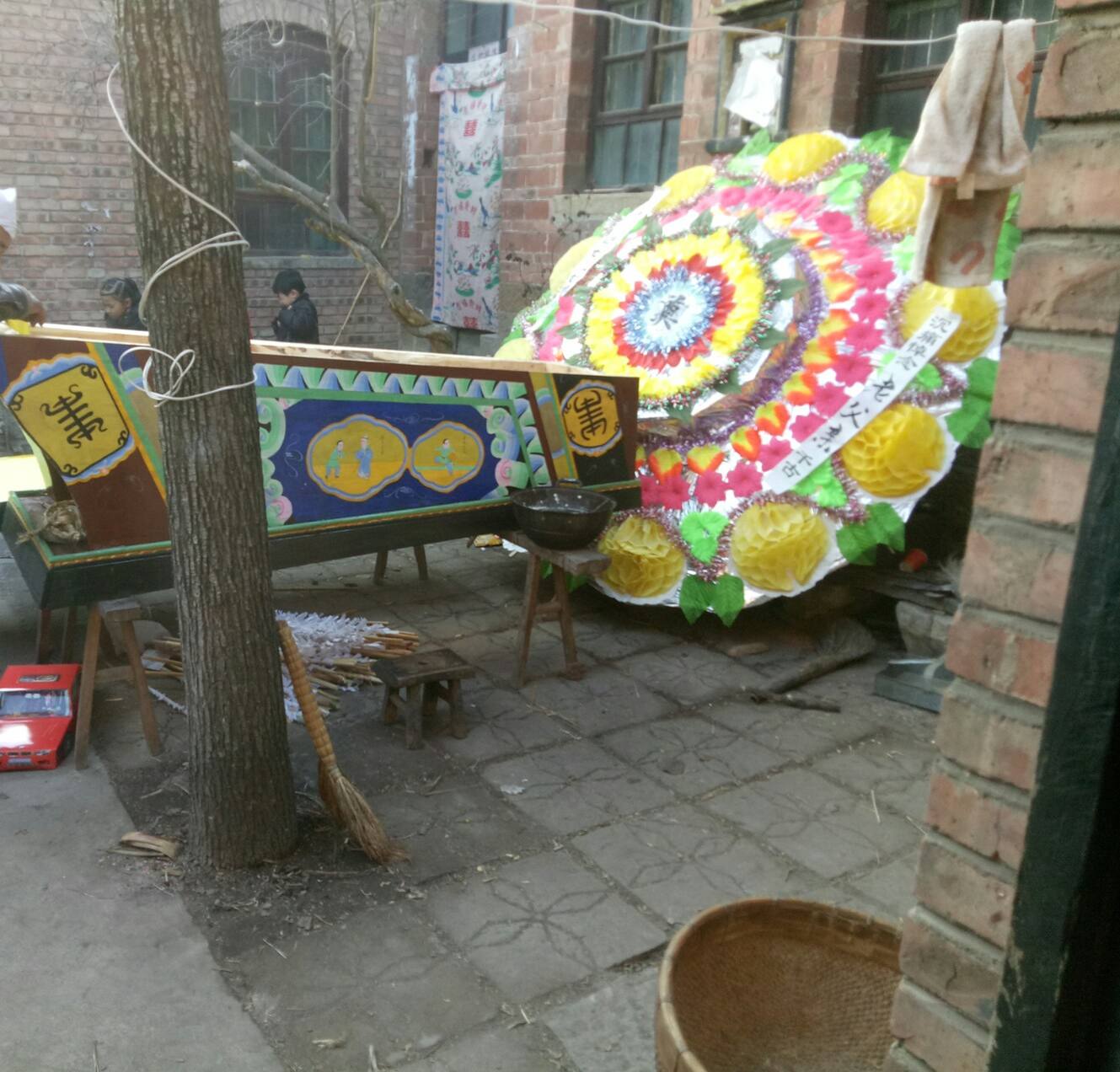 不是我记忆中的样子了,少了些夏天回来时的青葱,多了的是门前的白幡