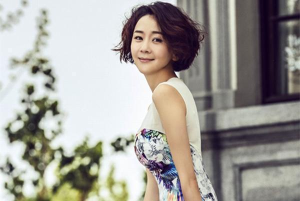 王一楠在剧中饰演依萍的姐姐陆心萍,是回忆中的人物.