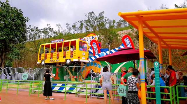 在方特东盟神画乐园里乘坐"疯狂巴士",被悬停在空中是什么感觉呢