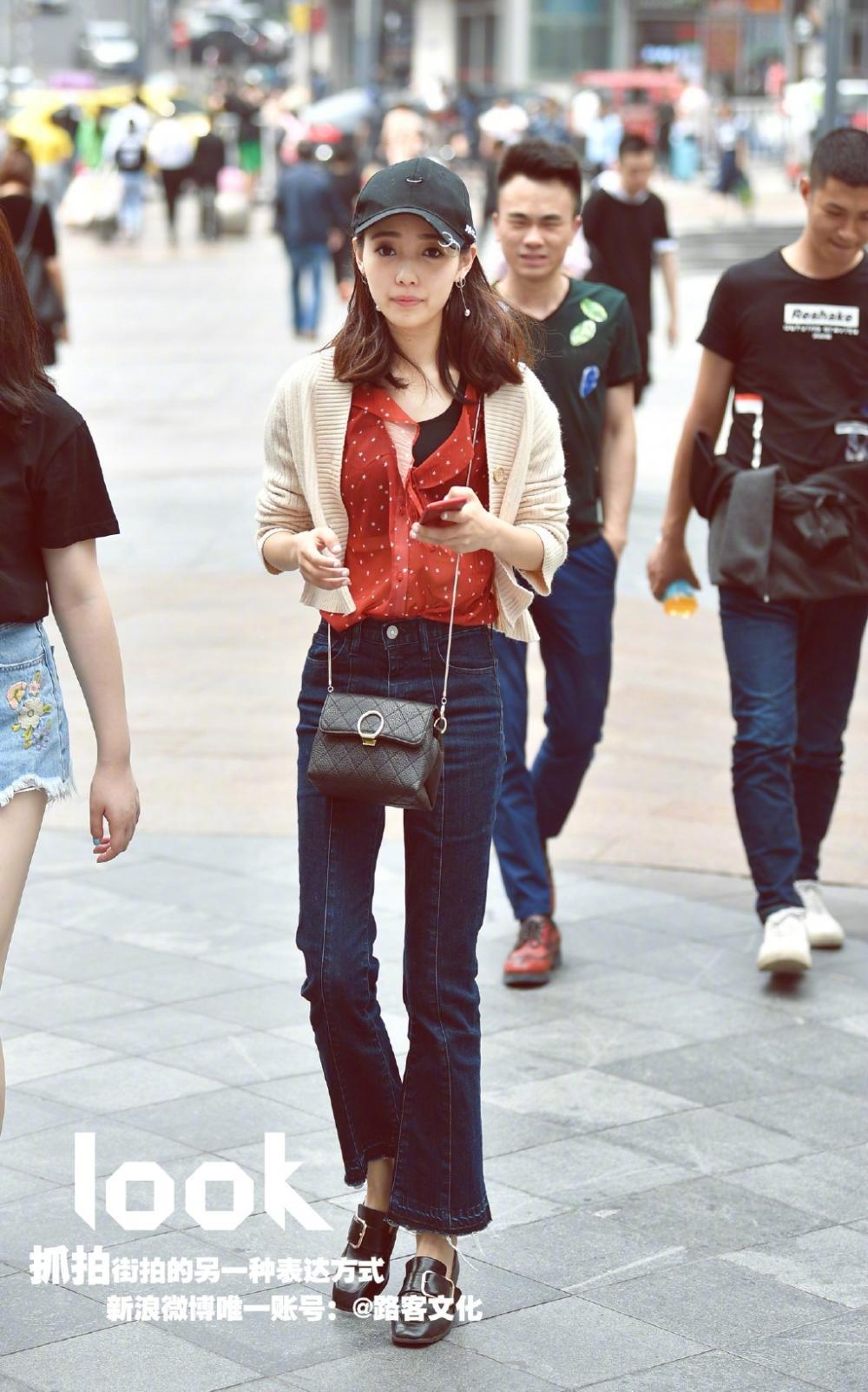 街拍重庆街头气质美女的夏季穿搭风