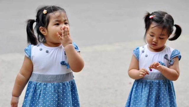 两个女儿的家庭，会想生第三胎吗?看看过来人怎么说