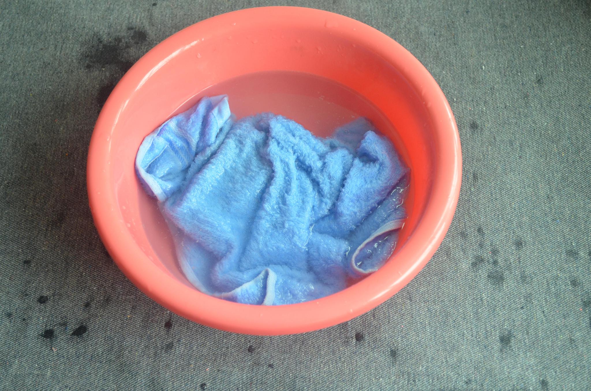 她往水盆里滴一滴它旧毛巾洗完不久就跟新毛巾一样了