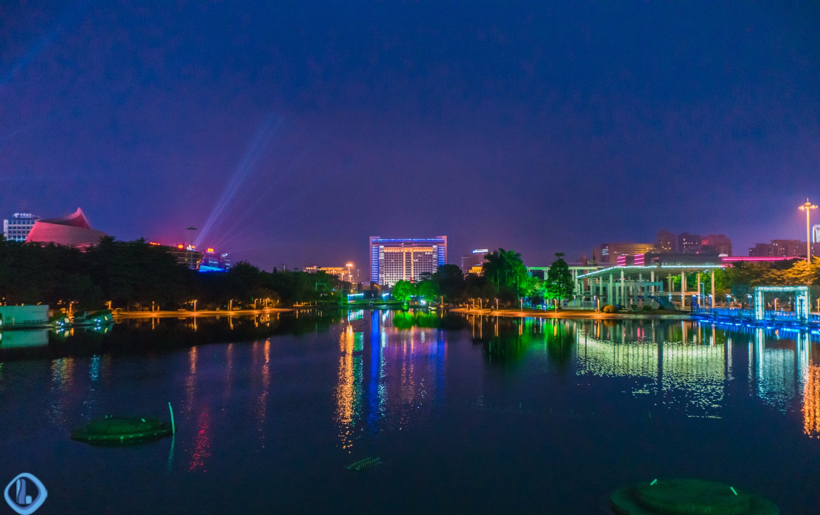 雨后东莞中心广场的夜景有一种静怡的美