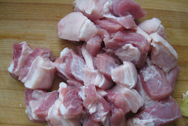 咱们平时吃的是红烧肉是硬五花肉,软五花肉多用于焖炖猪的肚囊子,这块
