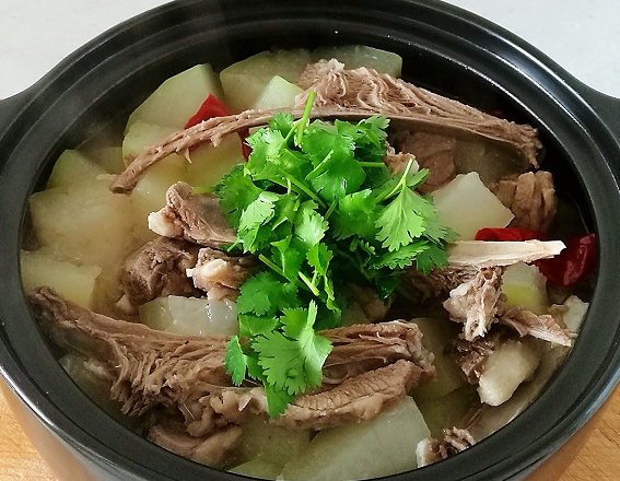 天津人炖的冬瓜羊肉煲,肉质鲜美,汤汁回甘,让你一口过足瘾!