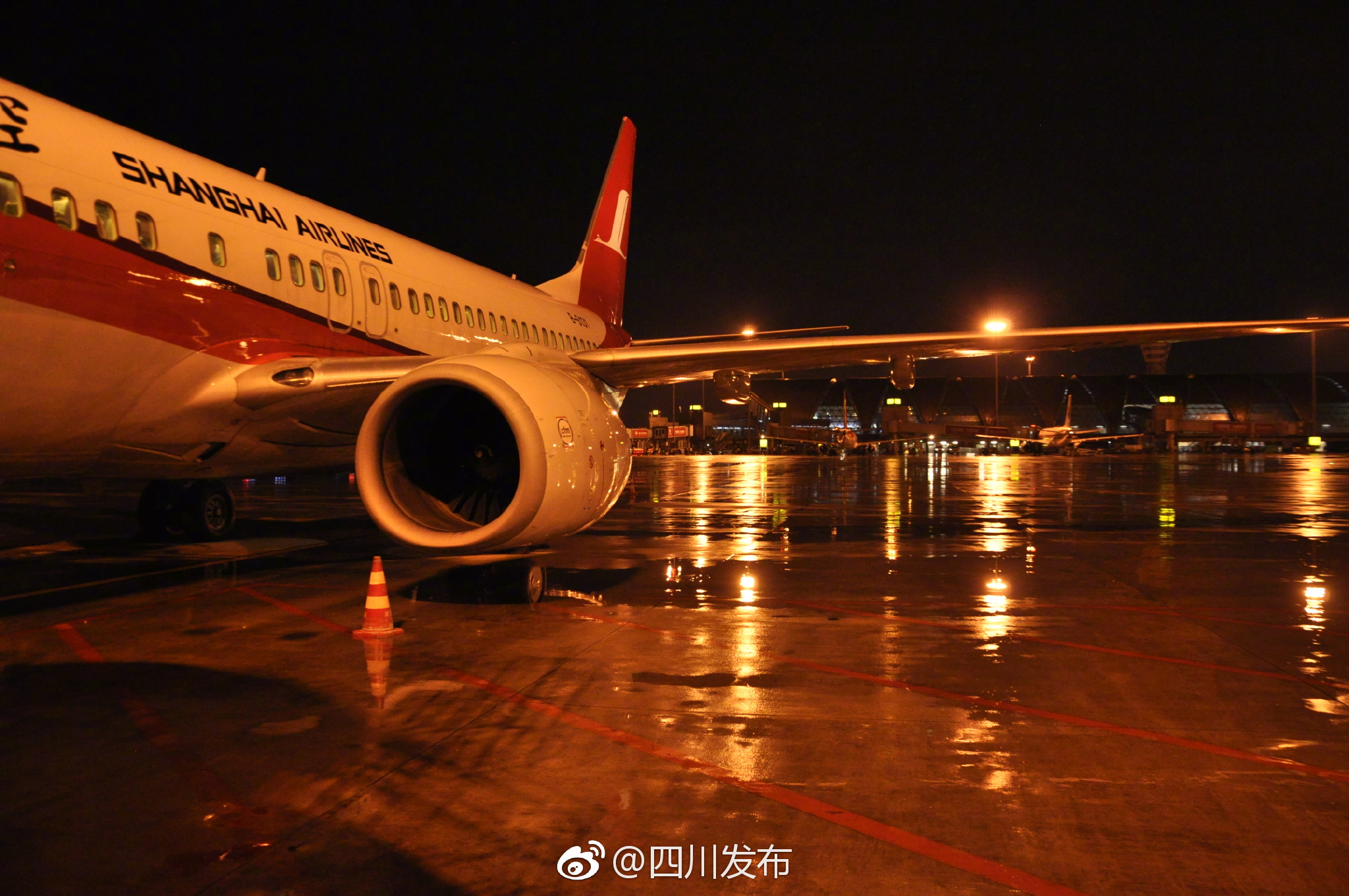 受雷阵雨影响今晨上万名出港旅客滞留成都机场