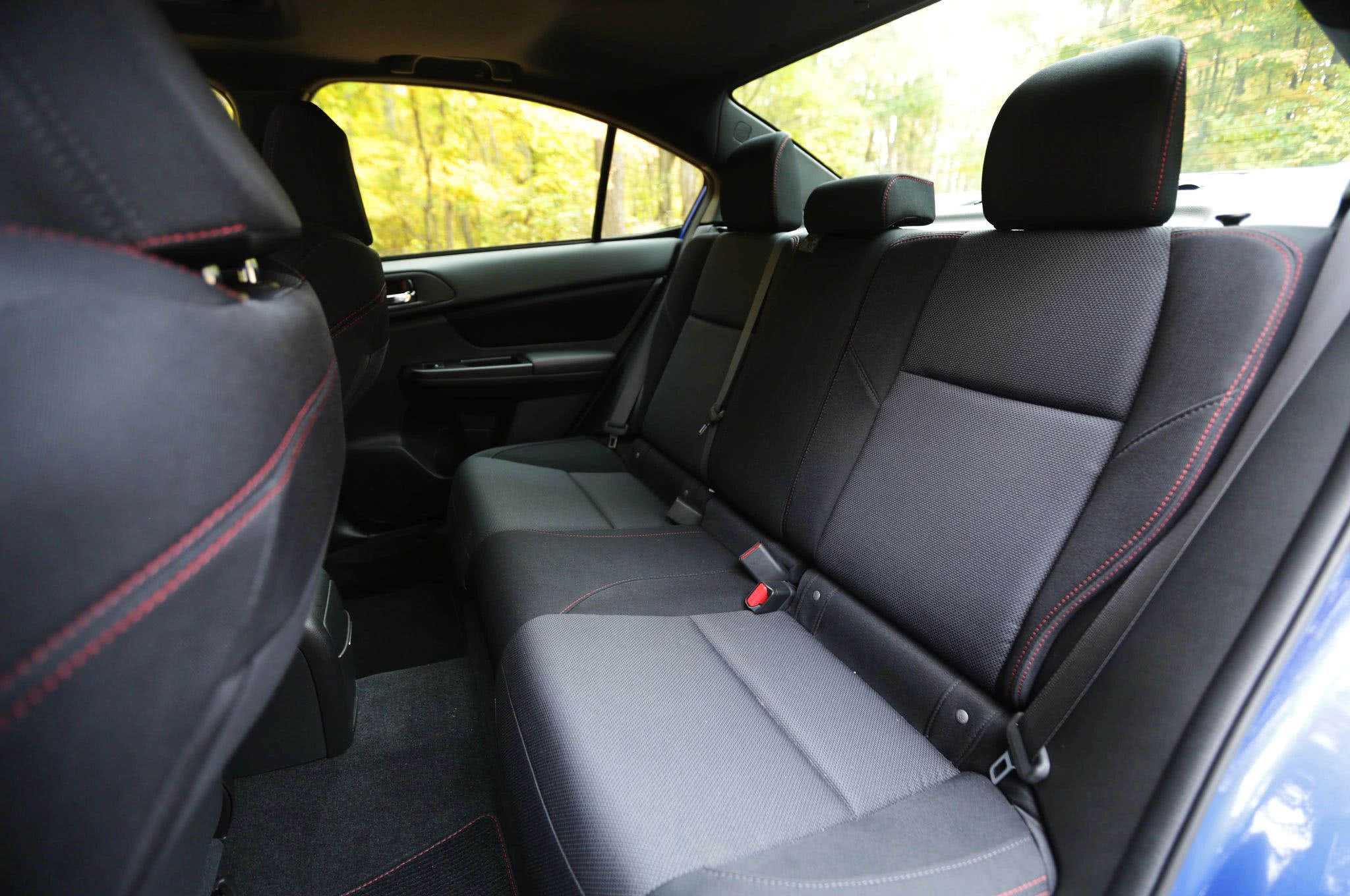 坐后座还得劈腿,知道汽车后排座位前为什么会有凸起吗?