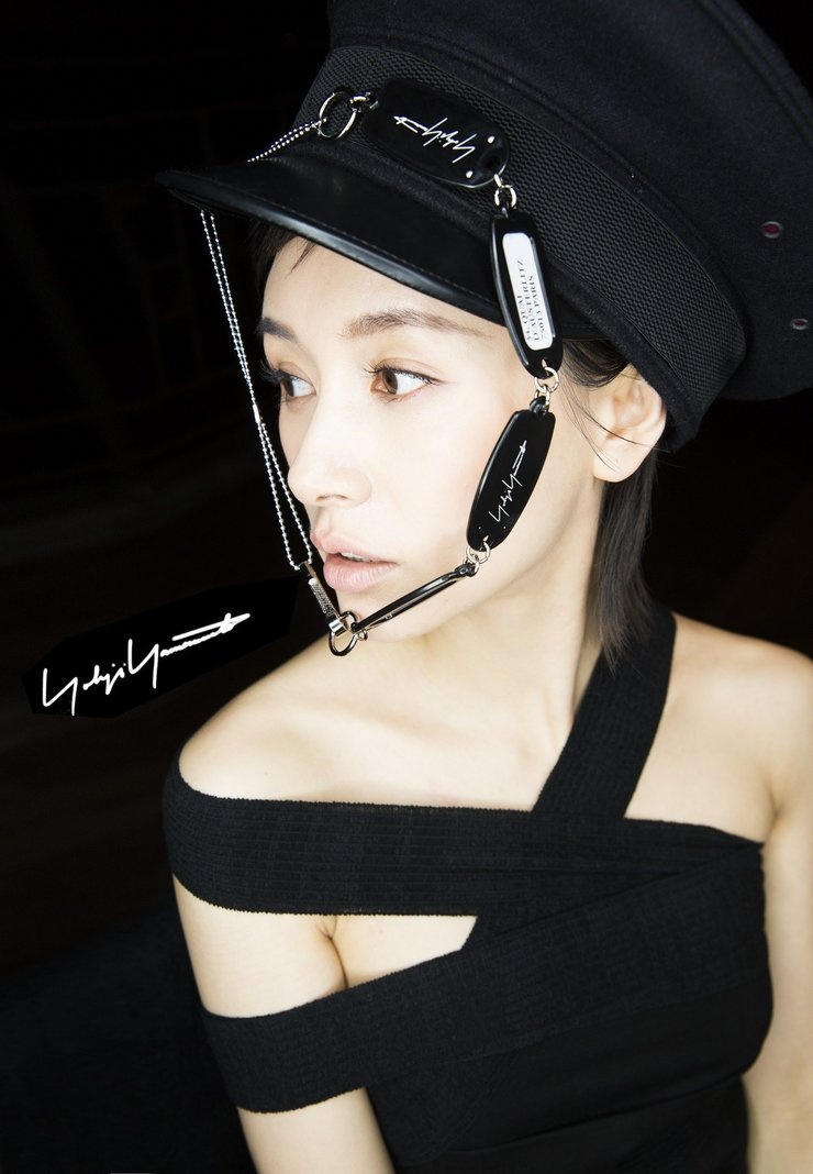 王子文叛逆风装扮女神范十足!