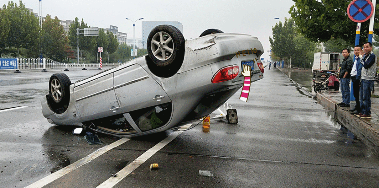滨州下雨发生多起事故一轿车四脚朝天雨天路滑注意行车安全