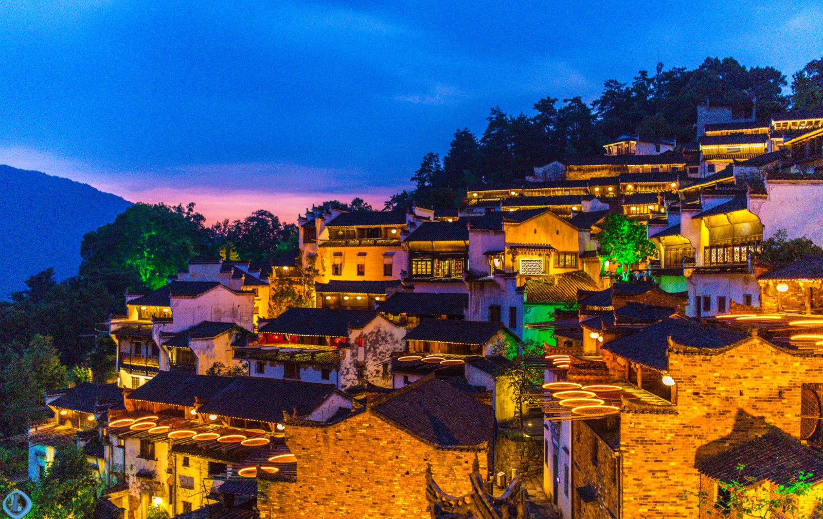 婺源篁岭古村夜景的晒秋你见过吗