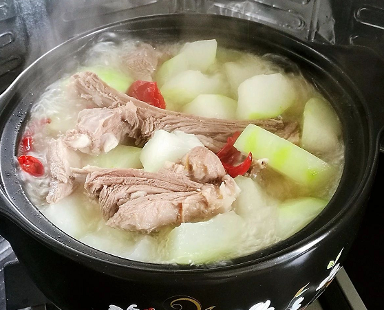 天津人炖的冬瓜羊肉煲,肉质鲜美,汤汁回甘,让你一口过足瘾!