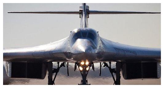 武器的邪恶美:熊式轰炸机tu-95和白天鹅tu-160