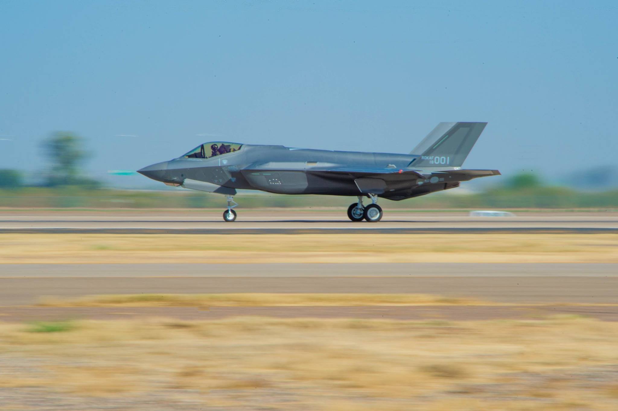 第一批韩国f35战斗机上周在美国亚利桑那州卢克空军基地降落.